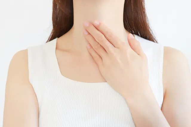 扁桃炎で喉が痛い女性